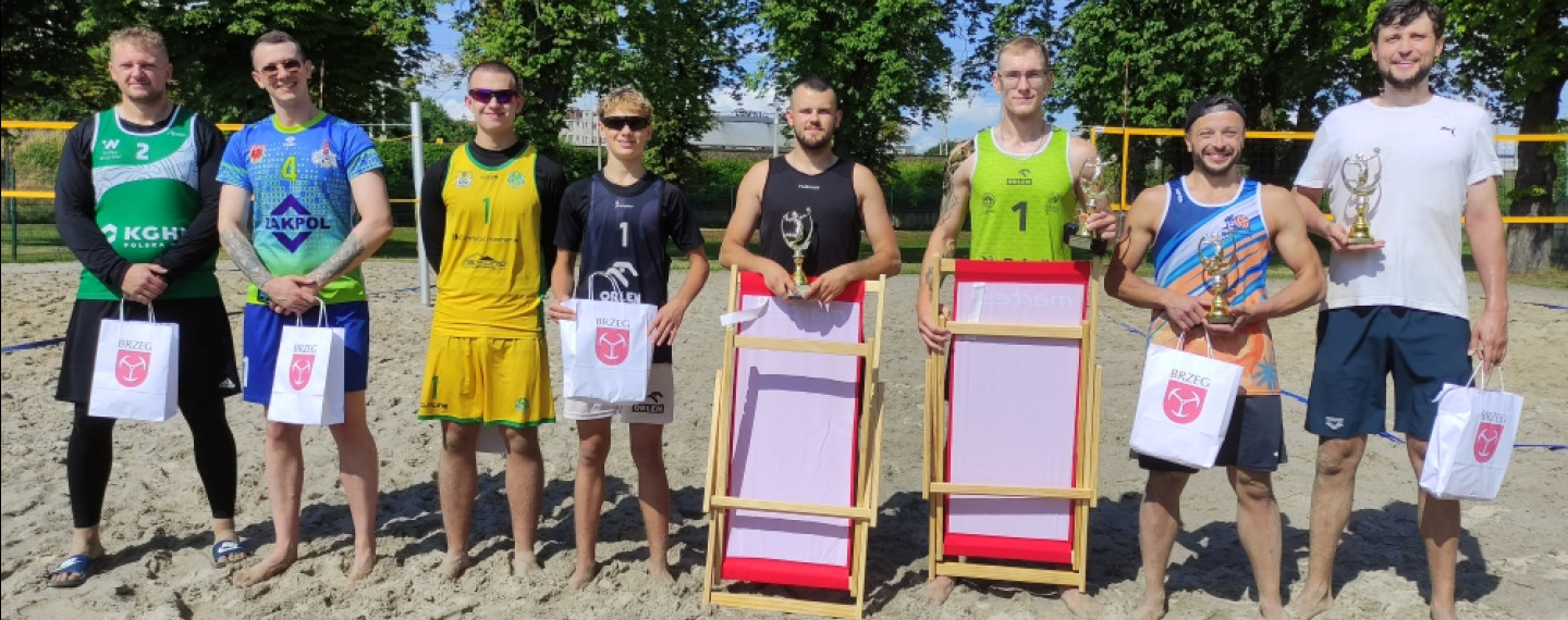 Wiktor Białecki i Adrian Janczak wygrali turniej Brzeskiej Plażówki. A wszyscy siatkarze wygrali z pogodą