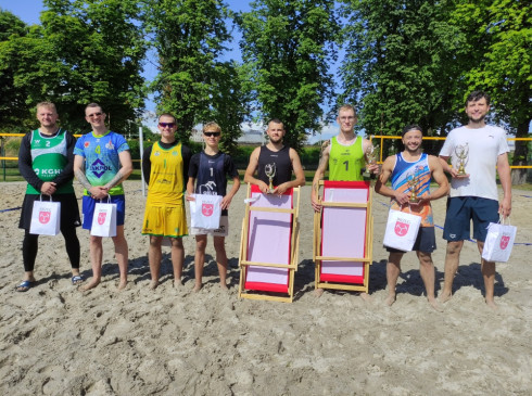 Wiktor Białecki i Adrian Janczak wygrali turniej Brzeskiej Plażówki. A wszyscy siatkarze wygrali z pogodą