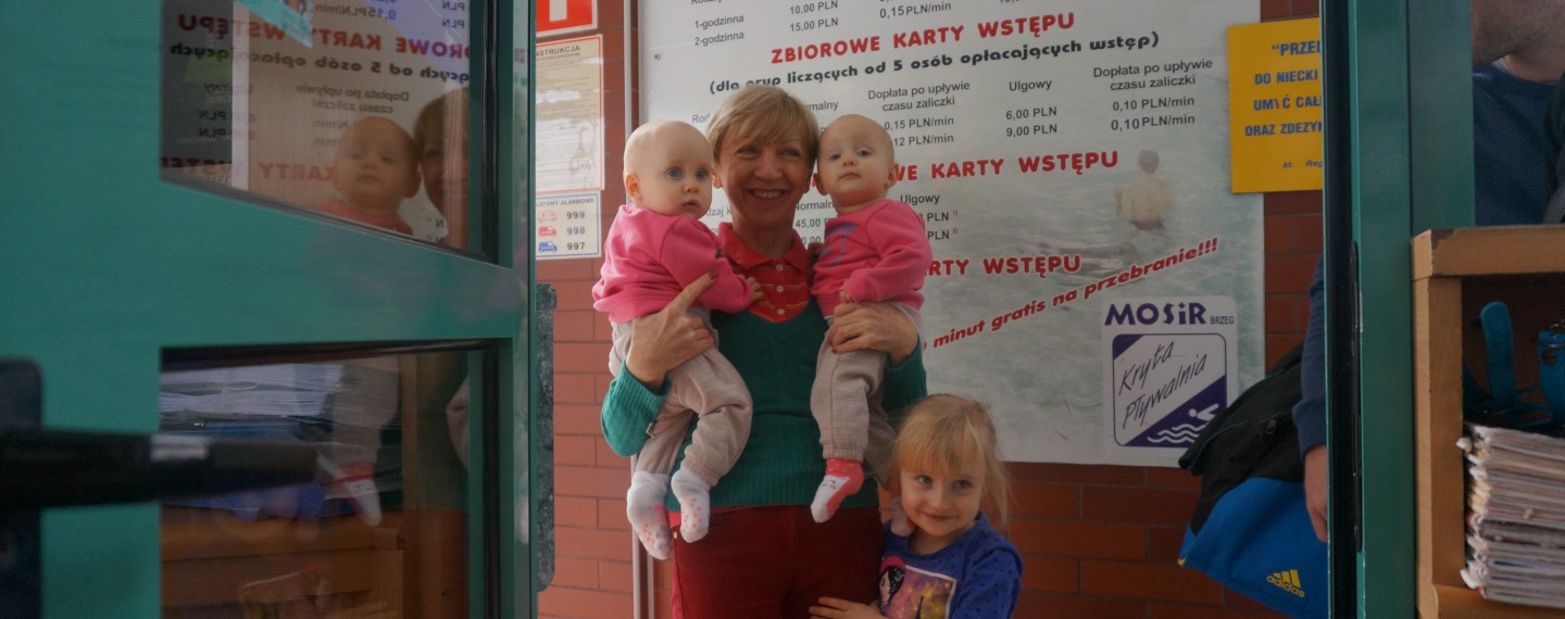 Wnuki odwiedziły pływalnię z babciami i dziadkami